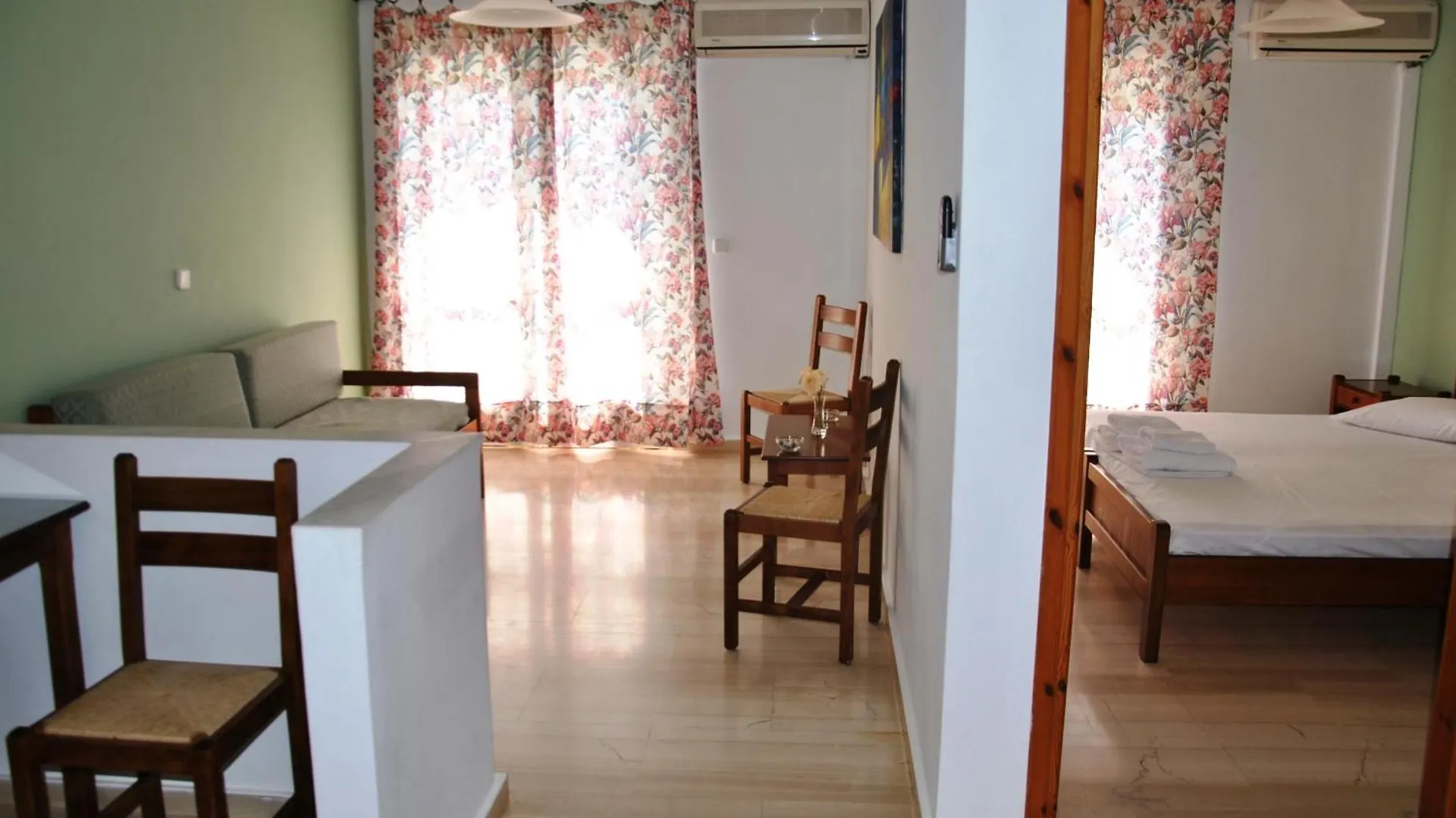 Filoxenia Hotel & Apartments Poros  Apartahotel Poros (Kefalonia)